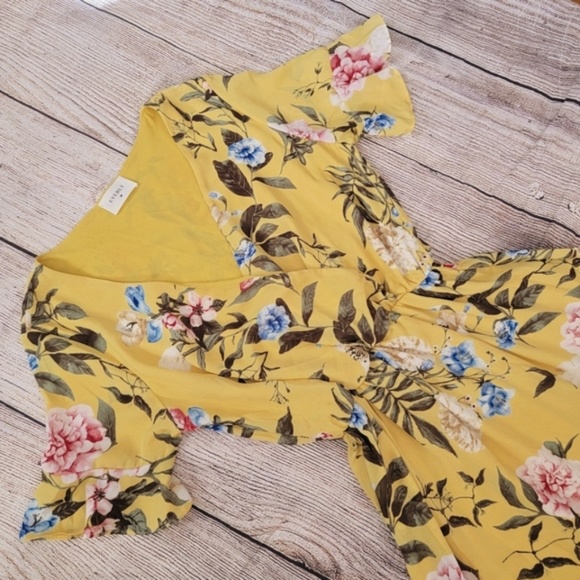 Beautiful Everly Vneck Yellow Floral Dress Size Small!! - Picture 2 of 10